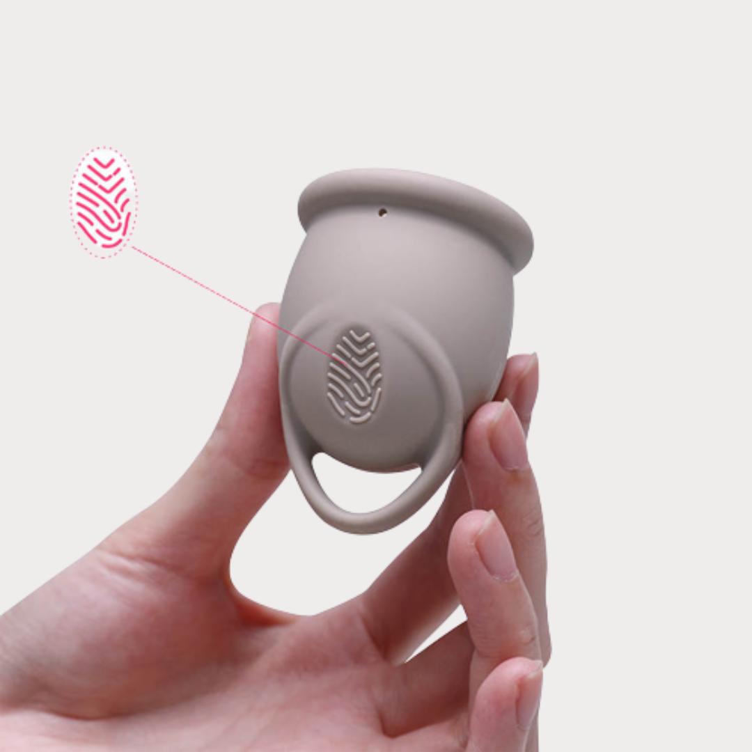 In comparatie cu tampoanele si absorbantele, cupa menstruala poate fi reutilizata timp de pana la zece ani, ceea ce o face o optiune durabila si sustenabila pentru femei. De asemenea, cupa menstruala este mai igienica decat tampoanele si absorbantele, deoarece nu lasa in urma urme de fibra sau de parfum si nu creaza un mediu umed si cald in care bacteriile pot creste. Chilotis.com