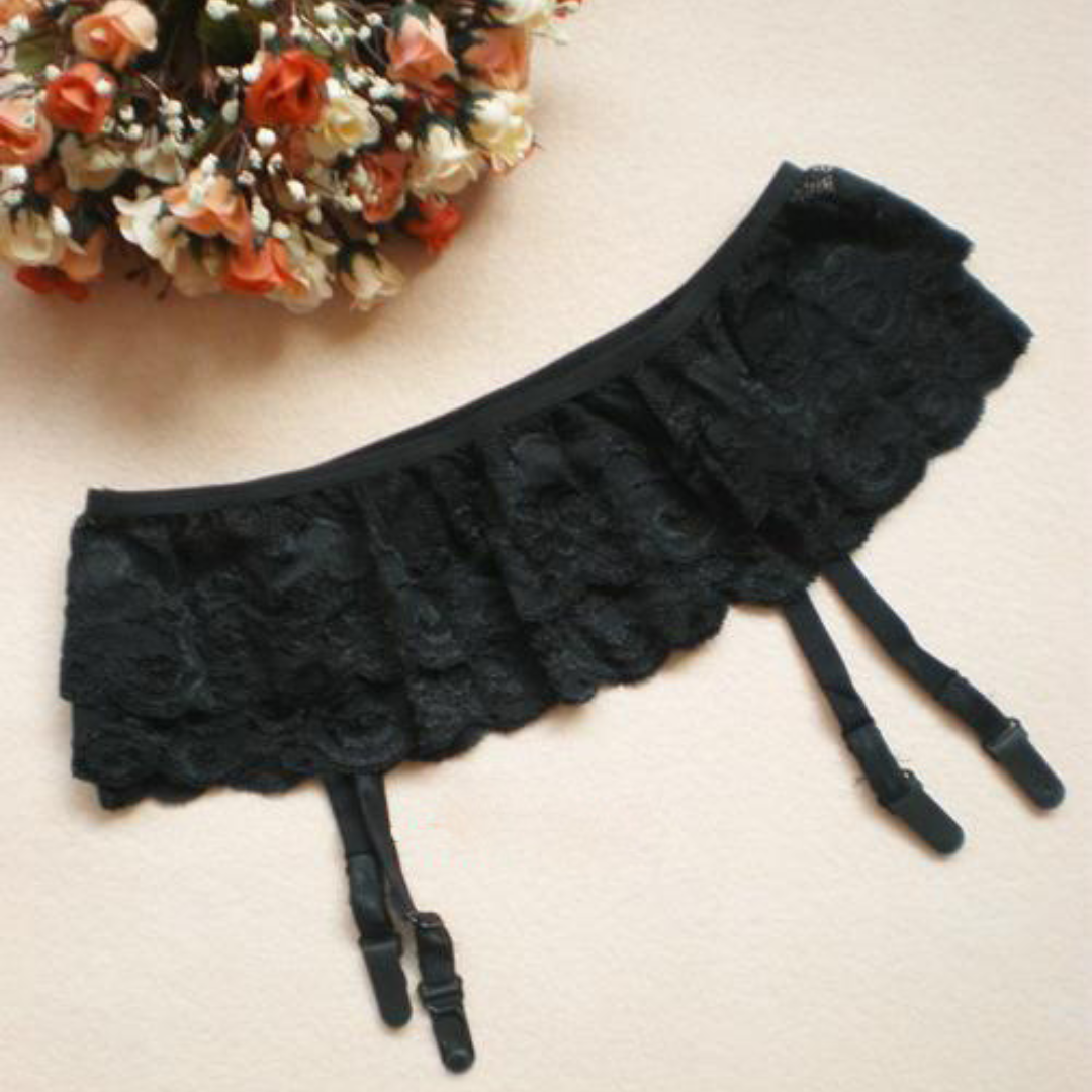 Adauga o nota de senzualitate si rafinament tinutelor tale cu portjartierele noastre pentru femei! Indiferent ca vrei sa iti completezi costumul de seara sau sa adaugi un plus de feminitate la lenjeria intima, portjartierele noastre sunt alegerea perfecta. Fabricate din materiale de calitate superioara, aceste portjartiere sunt durabile si ofera o potrivire perfecta.