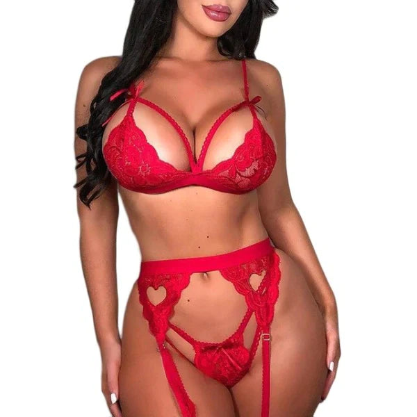 Arata uimitor si simte-te divin cu setul nostru extrem de sexy de lenjerie rosie. Fabricat cu detalii speciale, acest set uimitor include sutien, chiloti si portjartiera. Fie ca esti in cautarea unei lenjerii intime speciale de purtat la urmatoarea ta intalnire sau doar vrei sa arati superb in dormitor, setul nostru de lenjerie intima HOT este modalitatea perfecta de a adauga un pic de culoare garderobei tale.