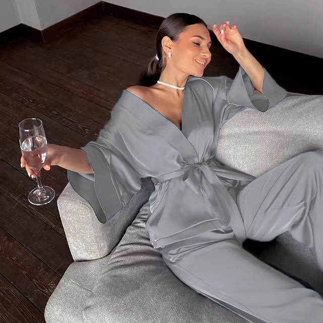 Pijamalele noastre sunt confectionate dintr-un satin moale si delicat la atingere, pentru a-ti oferi o noapte de somn linistit si odihnitor. Indiferent daca te relaxezi acasa sau esti in vacanta, aceste pijamale elegante sunt alegerea perfecta pentru a-ti imbunatati stilul de noapte. Comanda acum si experimenteaza confortul si eleganta unei pijamale de calitate superioara!