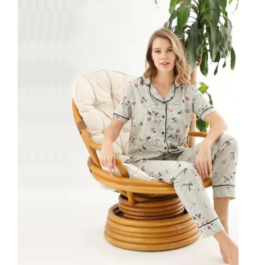 Bucura-te de noptile linistite in pijamalele noastre din bumbac pentru dama si fete. Aceste pijamale sunt realizate dintr-un material de inalta calitate, astfel incat sa te poti bucura de un somn linistit si odihnitor. Fiecare pijama este conceputa pentru a-ti oferi confort si stil, cu modele si culori variate pentru a se potrivi cu preferintele tale. Indiferent daca preferi un design simplu sau unul mai complex, colectia noastra de pijamale din bumbac pentru femei are ceva pentru fiecare.